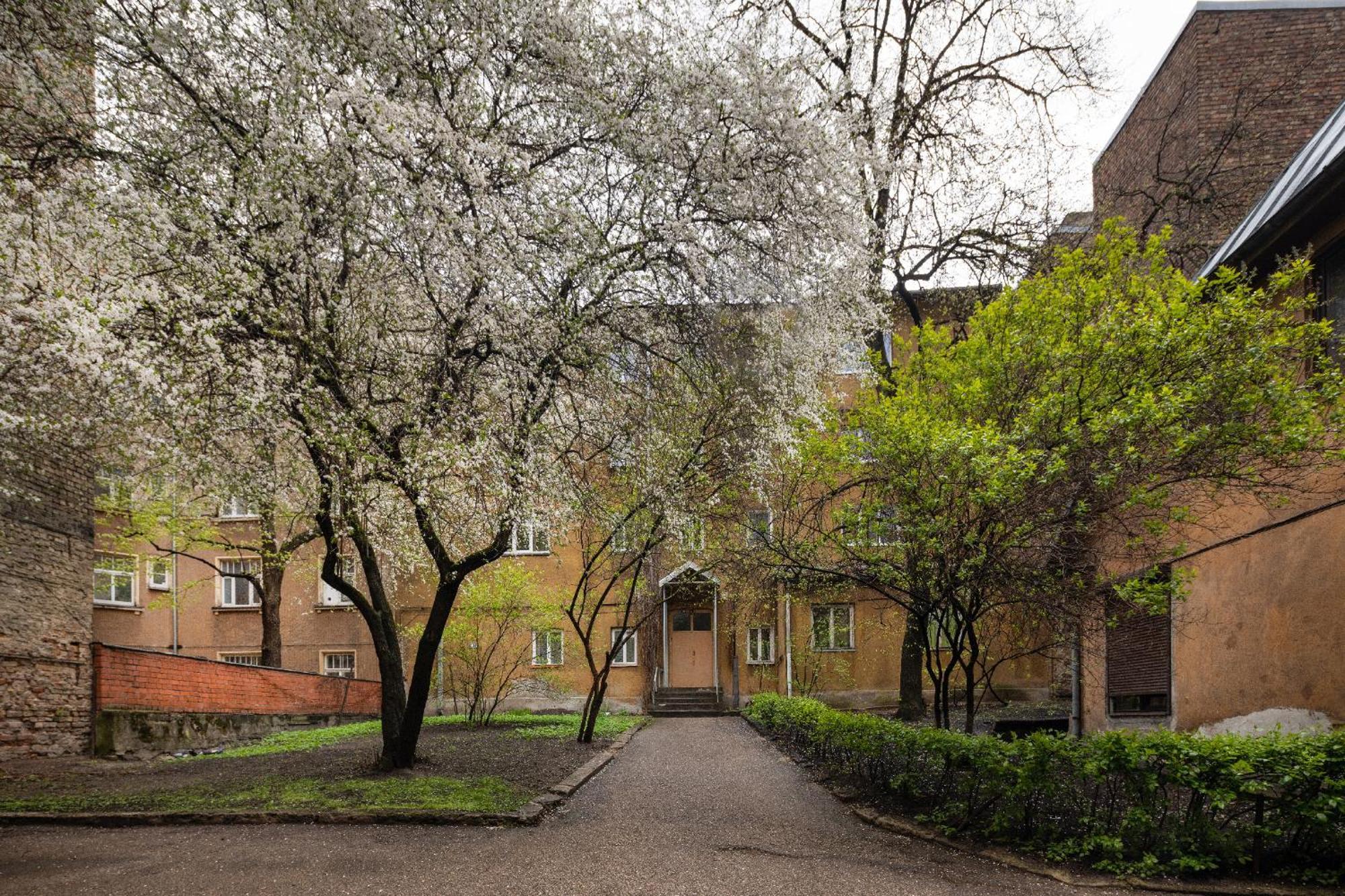 Brivibas Yard Apartment With Parking In City Center Riga Exterior photo