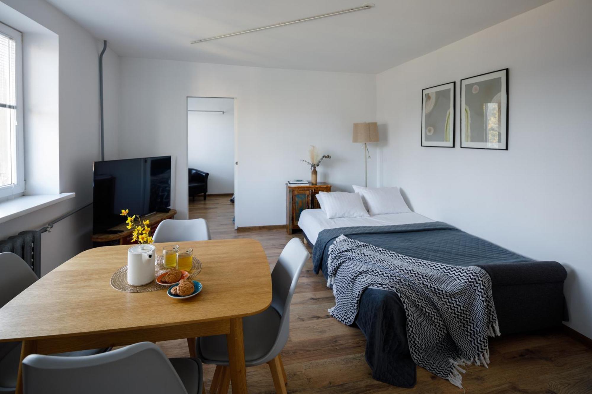 Brivibas Yard Apartment With Parking In City Center Riga Exterior photo
